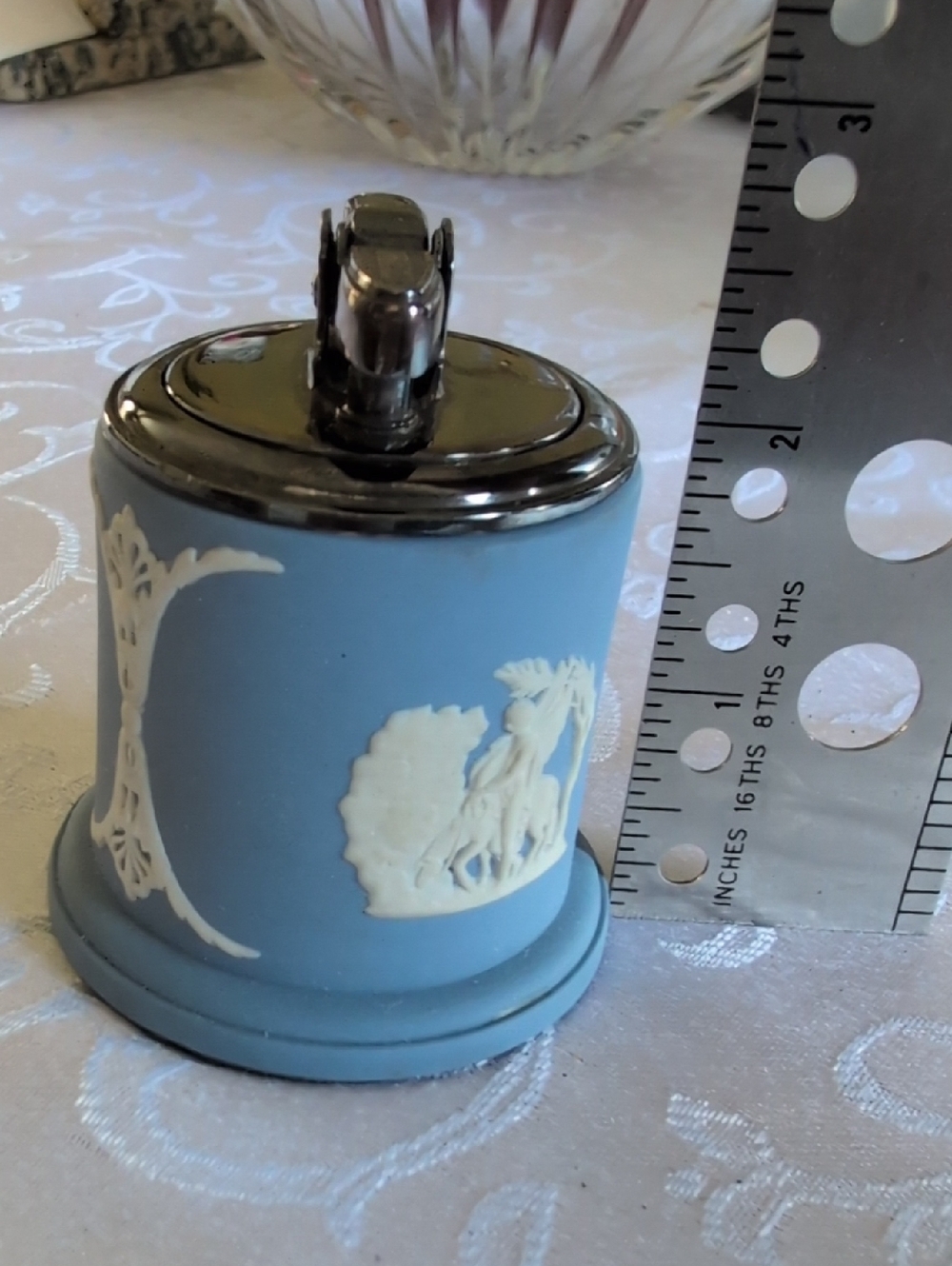 1954 Wedgwood Blue Jasperware Table Lighter with White Relief - Picture 2 of 6